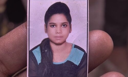 सफाईकर्मी पिता की मौत के बाद नौकरी के लिए अफसरों के चक्कर काट रही बेटी ने की खुदकुशी, भूखे पेट सो रहे थे भाई-बहन