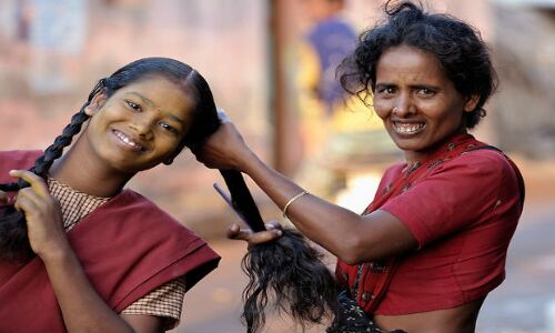 एक उम्र के बाद माँएँ खुला छोड़ देती हैं लड़कियों को