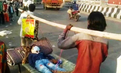 बीमार बेटे को चारपाई पर लेकर लुधियाना से मध्य प्रदेश पैदल ही चल पड़ा भूखा-प्यासा पिता