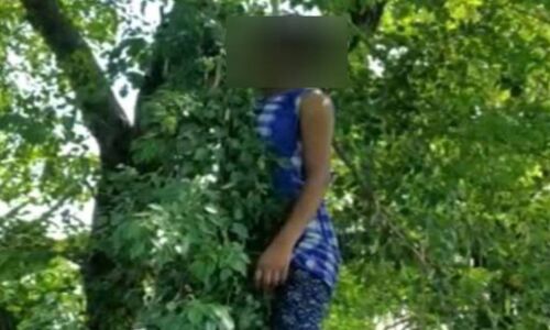 बिहार में शौच के लिए बाहर निकली नाबालिग लड़की की हत्या कर शव को लटका दिया पेड़ पर
