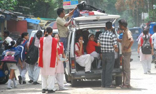 बिना नियम-कायदे के निजी स्कूल सरकार चलवायेगी तो अपराधी कोई दूसरा कैसे हुआ!