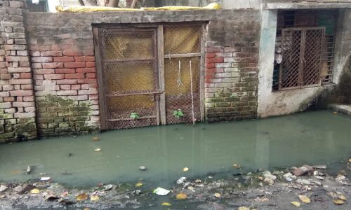 कानपुर का ताजमहल माने जाने वाले जेके मंदिर के पीछे बदहाली में जी रहे लोग, घरों में घुसा सीवर का पानी कानपुर का ताजमहल माने जाने वाले जेके मंदिर के पीछे बदहाली में जी रहे लोग, घरों में घुसा सीवर का पानी