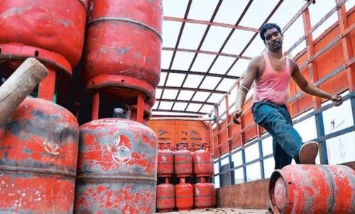 नये साल पर मोदी सरकार का तोहफा : 19 रुपये महंगा किया रसोई गैस सिलेंडर