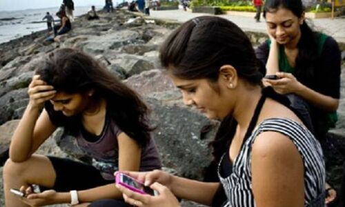 अमेरिकियों से 6 गुना ज्यादा समय व्हाट्सअप और एफबी पर बर्बाद करते हैं भारतीय