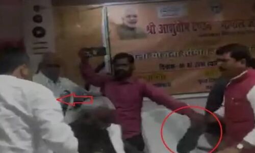भाजपा सांसद ने भाजपा विधायक पर बरसाए जूते तो विधायक ने भी जड़ दिए थप्पड़