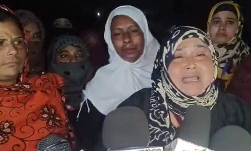 CAA लखनऊ : घंटाघर में प्रदर्शनकारियों पर देर रात पुलिस ने भांजी लाठियां, हिरासत में लिये गये पूर्व मंत्री समेत दर्जनभर