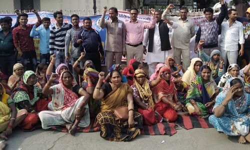 संविदा सफाई कर्मचारियों को नहीं मिल रहा वेतन, प्रधानमंत्री मोदी को भेजेंगे खून से लिखा बैनर