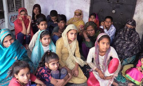 वो मेरा घर जला रहे थे और मैं पीछे मुड़कर भी नहीं देख पायी..