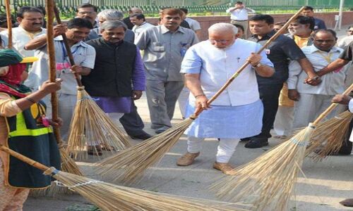 स्वच्छ भारत के नाम पर मोदी जी का फोटो सेशन और कूड़े के ढेर से दबते मलबे के पहाड़