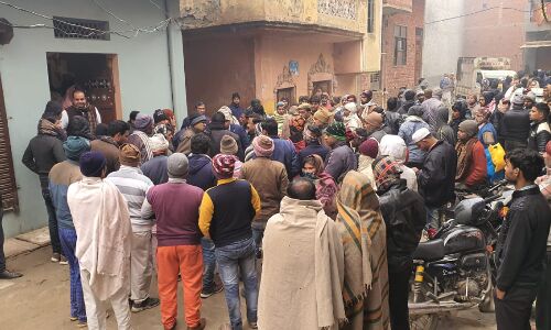 ग्राउंड रिपोर्ट : लोनी में हुई 6 लोगों की मौत के मामले पड़ोसियों ने कहा जब बिजली ही नहीं थी फिर शॉर्ट सर्किट कैसे हुआ ?