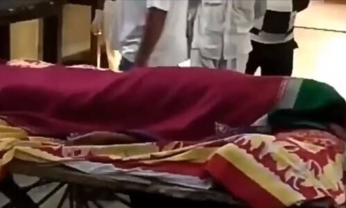 योगीराज : परिजन फोन करते रह गए नहीं आई एंबुलेंस, ठेले पर भाभी को ले गया अस्पताल, रास्ते में दम तोड़ा