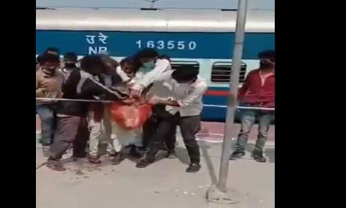 भूख! कटिहार रेलवे स्टेशन पर प्रवासी मजदूरों के बीच बिस्कुट को लेकर हुई छीनाझपटी भूख! कटिहार रेलवे स्टेशन पर प्रवासी मजदूरों के बीच बिस्कुट को लेकर हुई छीनाझपटी