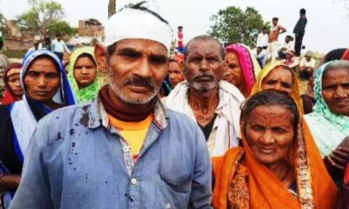 मिर्जापुर के डीएम बोले नहीं हुआ किसानों पर लाठीचार्ज, सैकड़ों किसानों ने किया घेराव