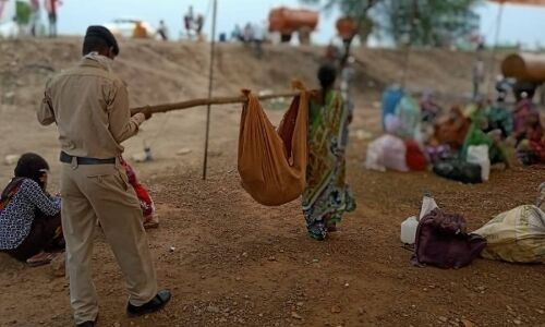 2 बच्चों के साथ अपाहिज बेटे को कंधे पर टांग 1000 किलोमीटर पैदल चल सूरत से MP पहुंची मजदूर महिला