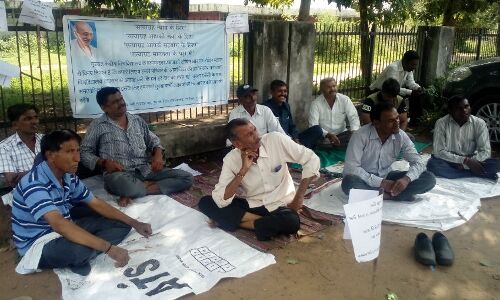 न्याय के लिए सत्याग्रह की राह पर गुजरात केंद्रीय विश्वविद्यालय के सुरक्षाकर्मी