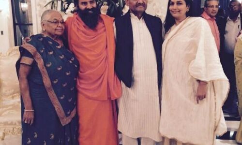 आखिर योगगुरु  रामदेव वेदांता के मालिक को क्यों देते हैं सलामी