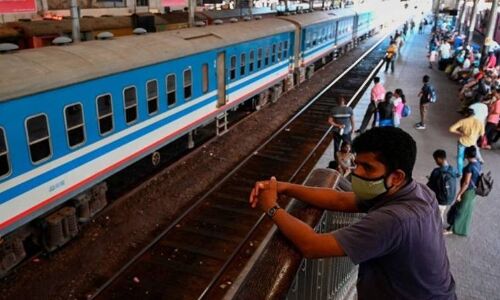 स्पेशल और श्रमिक ट्रेनों को छोड़कर सभी ट्रेनों की बुकिंग रद्द, रेलवे यात्रियों का किराया कर देगा वापस
