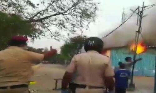 दिल्लीः भूख से तड़पते मजदूर अपने साथी की मौत से हुए आक्रामक, जला दिया शेल्टर होम ही