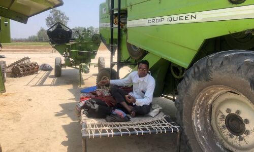 कोरोना : लॉकडाउन से कंबाइन हार्वेस्टर चालक न घर के रहे, न बाहर के