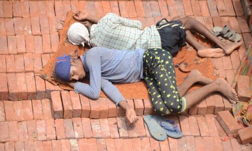 सूरत में रह रहे ज्यादातर दिहाड़ी मजदूरों के पास न खाने को भोजन, न ही जेब में फूटी कौड़ी