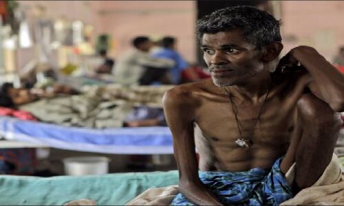 कथित विकास के शोर में गंभीर रोगी अस्पतालों के बाहर गंदे और खुले में रहने को मजबूर