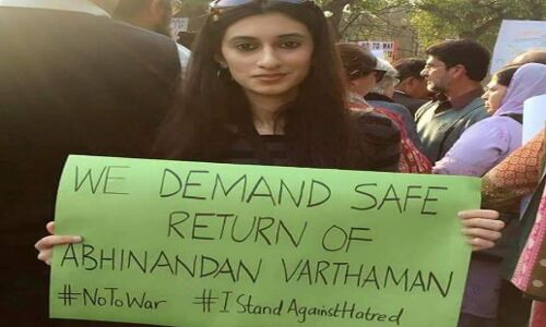 पाकिस्तान की सड़कों पर विंग कमांडर अभिनंदन के पक्ष में प्रदर्शन