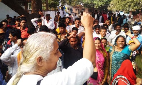 नर्मदा घाटी के मछुआरों का रोजगार संकट में, सरकार ने बाहरी ठेकेदारों के लिए जारी की निविदा तो मेधा पाटकर के नेतृत्व में प्रदर्शन