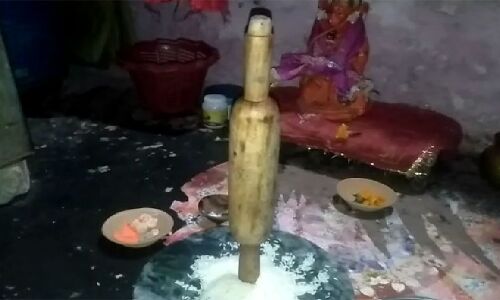 अंधविश्वासः बेलन को सीधा खड़ा देख लोगों ने कहा- कोरोना का नाश करने भगवान विष्णु ने लिया अवतार