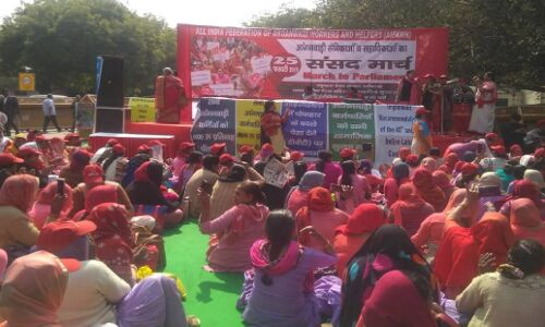 हजारों आंगनवाड़ी कार्यकर्ताओं ने 18 हजार न्यूनतम वेतन के लिए दिया दिल्ली में धरना