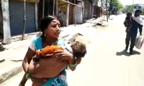 बच्चे के इलाज के लिए अस्पतालों के चक्कर काटते रहे मजदूर मां-बाप, मरने के बाद भी नहीं मिली एंबुलेंस