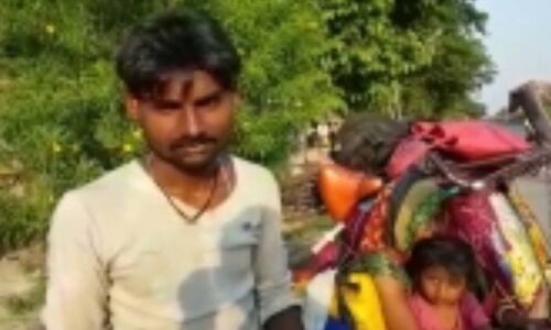 दिल्ली से ठेले पर 1100 किमी की दूरी तय कर बीवी-बच्चों समेत गृहस्थी उठा बिहार पहुंचा सुरेंद्र, अब सता रही है भविष्य की चिंता