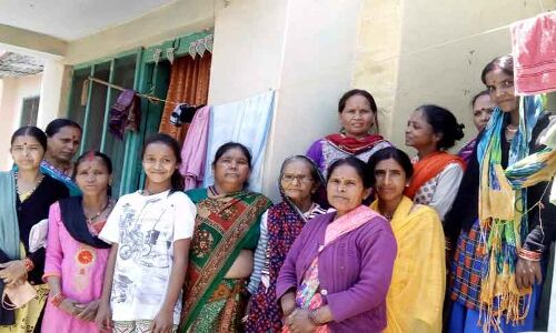 मज़दूर महिलाओं का छलका दर्द, कहा lockdown में सरकार ने शराब की दुकानें खोल मर्दों के हाथों में थमा दिए हैं डंडे मज़दूर महिलाओं का छलका दर्द, कहा lockdown में सरकार ने शराब की दुकानें खोल मर्दों के हाथों में थमा दिए हैं डंडे