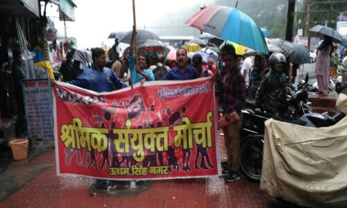 श्रमिकों ने किया कुमाऊँ कमिश्नर का घेराव