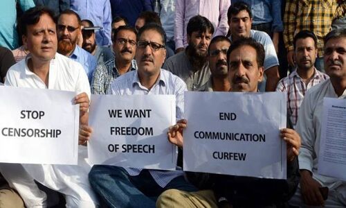 मीडिया पर पाबंदी के बावजूद कश्मीर में हीरो बनकर उभरे मामूली संसाधनों वाले पत्रकार