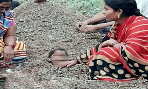 अंधविश्वास की हाईट : सूर्यग्रहण पर परिजनों ने जिंदा बच्चों को ही दफना दिया जमीन में