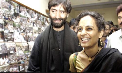 गिरफ्तार हुए यासीन मलिक और आईटी सेल नफरत फैलाने लगा अरुंधति राय के खिलाफ