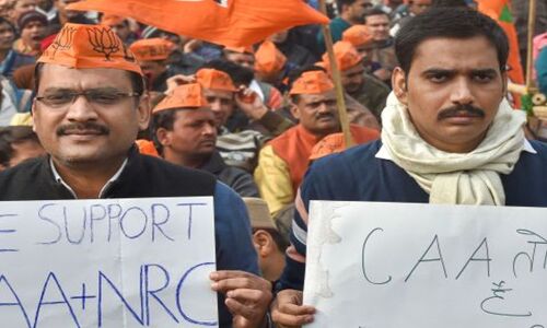 सरकार के समर्थन में उतरे लोग इतने बेवकूफ क्यों होते हैं? सरकार के समर्थन में उतरे लोग इतने बेवकूफ क्यों होते हैं?