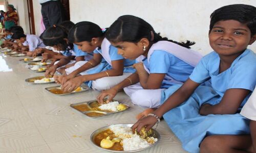 Gujrat News :  ओबीसी बच्चों ने दलित महिला के हाथों से बना मिड डे मील खाने से किया इनकार, परिजनों को जातिवादी सोच पर है गर्व