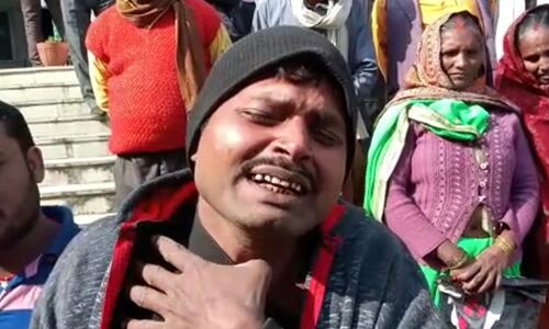 सोनभद्र में राशन लेने गए ग्रामीण को कोटेदार ने बुरी तरह पीटा, कंधे की हड्डी टूटी