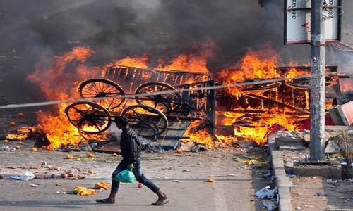 2002 गुजरात दंगों की याद दिलाती है दिल्ली के भजनपुरा इलाके की यह तस्वीर