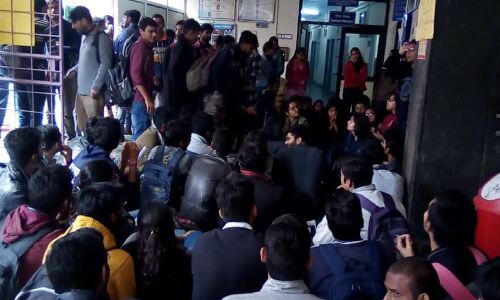 डीयू मैथ विभाग के धरनारत छात्रों ने कहा जानबूझकर किया जा रहा हमें फेल डीयू मैथ विभाग के धरनारत छात्रों ने कहा जानबूझकर किया जा रहा हमें फेल