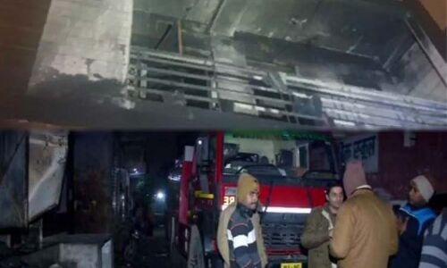 दिल्ली के किराड़ी में कपड़े के गोदाम में लगी आग, 9 की मौत दर्जनभर घायल