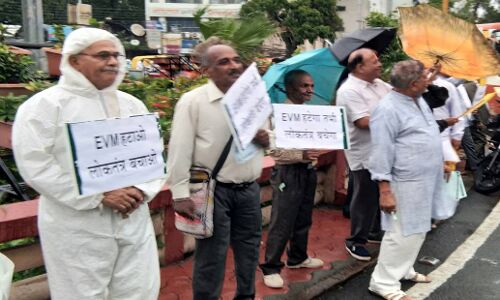 भारी बरसात में भी ईवीएम विरोध के लिए इंदौर में बनी मानव श्रृंखला