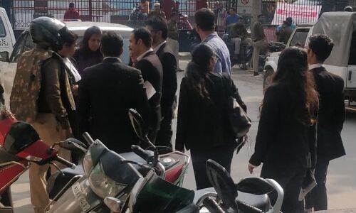 दिल्ली में खुरेजी से गिरफ्तार लोगों से मिलने गए वकीलों को जगतपुरी थाने में पुलिस ने पीटा