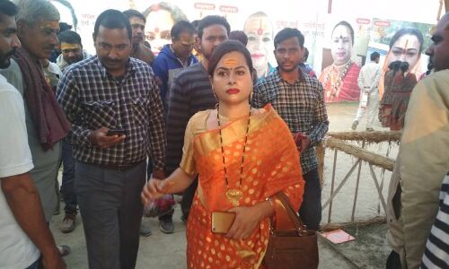 इलाहाबाद के अर्धकुंभ में सबसे ज्यादा भीड़ किन्नर अखाड़े में इलाहाबाद के अर्धकुंभ में सबसे ज्यादा भीड़ किन्नर अखाड़े में