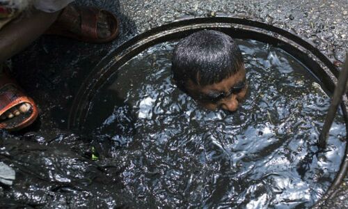भारत में सीवर और सेप्टिक टैंक की सफाई करने में 5 साल में 347 लोगों की गई जान, सबसे ज्यादा UP में हुई 47 मौतें