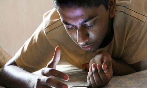 सोशल मीडिया पर झूठी खबरों फैलती हैं तेजी से, लोग करते हैं बड़ी संख्या में फॉलो सोशल मीडिया पर झूठी खबरों फैलती हैं तेजी से, लोग करते हैं बड़ी संख्या में फॉलो