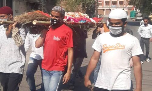 मीडिया जब कोरोना को मुसलमानों से जोड़ रहा था, उसी वक्त मुस्लिमों ने उठाई हिंदू पड़ोसी की अर्थी, नहीं आए रिश्तेदार