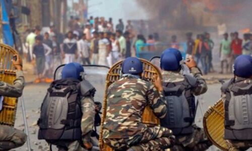 पश्चिम बंगाल में अपने साथियों के साथ लुंगी टोपी पहनकर पत्थरबाजी करता पकड़ा गया बीजेपी कार्यकर्ता