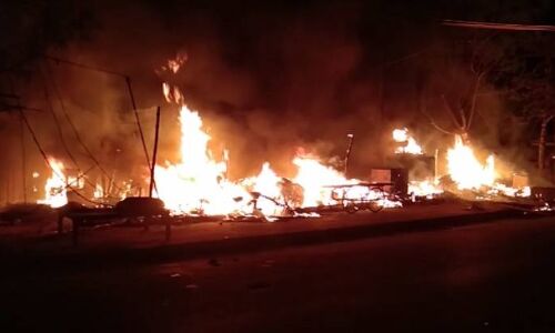 कानपुर : लापरवाही की आग में जलकर खाक हुई गरीबों की झुग्गी-झोपड़ियां, रोजी-रोटी और जीवनभर की कमाई खत्म